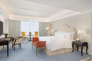 Кровать или кровати в номере The Plaza Doha, LXR Hotels & Resorts