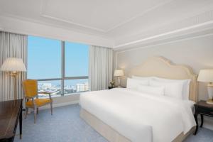 Кровать или кровати в номере The Plaza Doha, LXR Hotels & Resorts