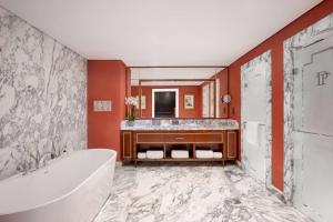 Ванная комната в The Plaza Doha, LXR Hotels & Resorts