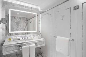 Ванная комната в The Plaza Doha, LXR Hotels & Resorts