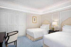 Кровать или кровати в номере The Plaza Doha, LXR Hotels & Resorts