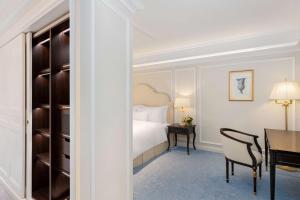 Кровать или кровати в номере The Plaza Doha, LXR Hotels & Resorts