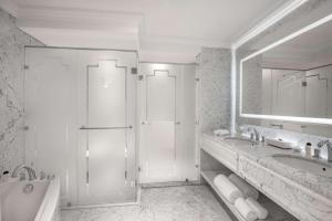 Ванная комната в The Plaza Doha, LXR Hotels & Resorts