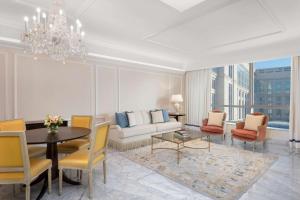 Гостиная зона в The Plaza Doha, LXR Hotels & Resorts