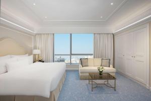 Кровать или кровати в номере The Plaza Doha, LXR Hotels & Resorts