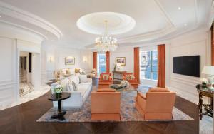 Телевизор и/или развлекательный центр в The Plaza Doha, LXR Hotels & Resorts