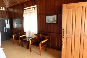 TV a/nebo společenská místnost v ubytování Bolilanga Island Resort - Togean Island