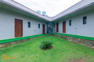 O grădină în afara Hill Resort Alibaug