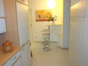 ベルリンにあるFerienwohnung Berlin-Naturのキッチン(スツール、テーブル付) +5枚の写真