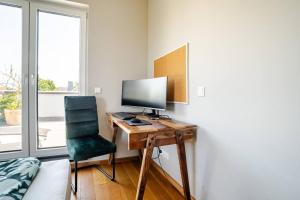 a bedroom with a desk with a computer on it at Luxuriöse Wohnung mit Terrasse, Balkon und Wasserbett - 24h Check-In in Garbsen