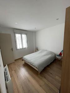 une chambre avec un lit et un parquet dans l'établissement Séjour en montagne, à La Cabanasse