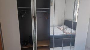 a glass cabinet with a bed in it at Gemütliches Apartment in Altendorf