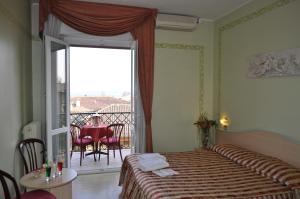 Postel nebo postele na pokoji v ubytování Hotel Alsazia + 37 fotografií