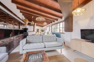 Posezení v ubytování COPET auf Finca Zenara, Doppelzimmer mit Bad, XXL Pool, Daybeds, Gemeinschaftsküche, WIFI, Klima, Yoga