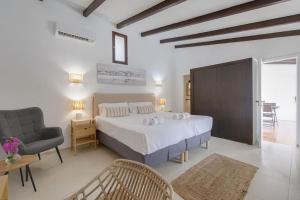 Postel nebo postele na pokoji v ubytování COPET auf Finca Zenara, Doppelzimmer mit Bad, XXL Pool, Daybeds, Gemeinschaftsküche, WIFI, Klima, Yoga + 36 fotografií