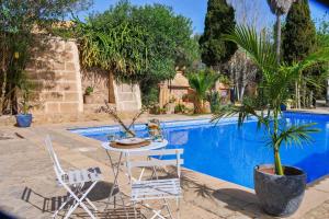 Bazén v ubytování COPET auf Finca Zenara, Doppelzimmer mit Bad, XXL Pool, Daybeds, Gemeinschaftsküche, WIFI, Klima, Yoga nebo v jeho okolí