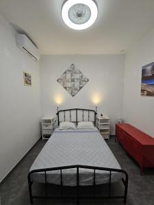 um quarto com uma cama e um sofá vermelho em Sopranis del MAR Apartamento centro Cádiz, junto playa y estación em Cádis