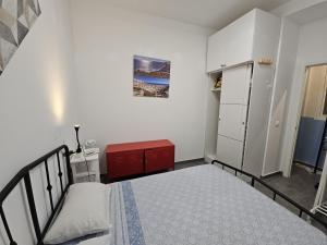 um quarto com uma cama e um armário vermelho em Sopranis del MAR Apartamento centro Cádiz, junto playa y estación em Cádis