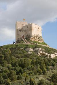 un castillo en la cima de una colina en Residencia Real del Castillo de Curiel, en Curiel de Duero