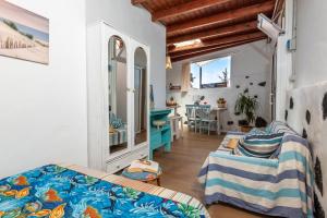 a bedroom with two beds and a dining room at Casa Cueva in La Oliva