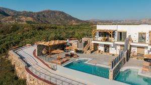 Bazén v ubytování Mediterranean View Villa nebo v jeho okolí