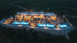 Bazén v ubytování Mediterranean View Villa nebo v jeho okolí + 37 fotografií