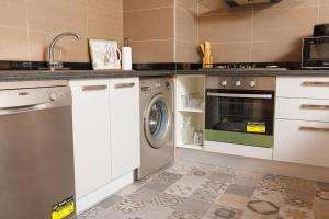 Una cocina o kitchenette en Luxury 2BR Apartment in Agdal for a Relaxing Stay 20 fotos más