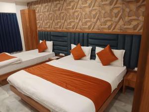 Postel nebo postele na pokoji v ubytování Hotel Nobel Inn