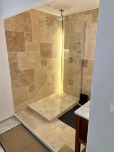 Koupelna v ubytování NEW comfortable and modern apartment near Jarry businesses