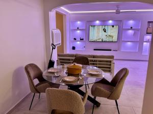 TV a/nebo společenská místnost v ubytování NEW comfortable and modern apartment near Jarry businesses