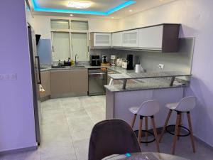 Kuchyň nebo kuchyňský kout v ubytování NEW comfortable and modern apartment near Jarry businesses