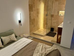 Postel nebo postele na pokoji v ubytování NEW comfortable and modern apartment near Jarry businesses