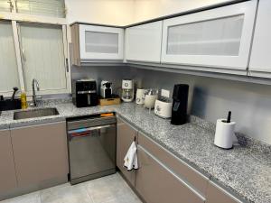 Kuchyň nebo kuchyňský kout v ubytování NEW comfortable and modern apartment near Jarry businesses