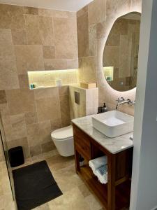 Koupelna v ubytování NEW comfortable and modern apartment near Jarry businesses