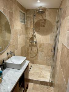 Koupelna v ubytování NEW comfortable and modern apartment near Jarry businesses