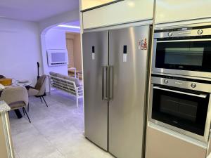 Kuchyň nebo kuchyňský kout v ubytování NEW comfortable and modern apartment near Jarry businesses