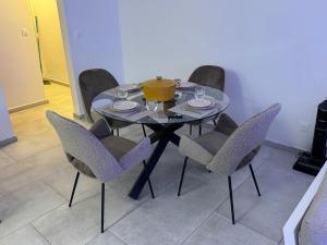 Posezení v ubytování NEW comfortable and modern apartment near Jarry businesses