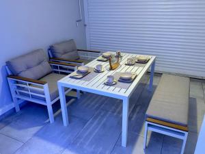 Posezení v ubytování NEW comfortable and modern apartment near Jarry businesses
