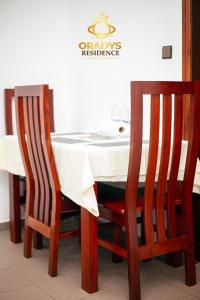 SanguéraにあるORADYS Residenceのダイニングルーム(椅子2脚、白いテーブル付)