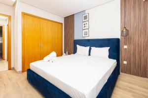 Ένα ή περισσότερα κρεβάτια σε δωμάτιο στο Modern 2BR Retreat in Marina Salé Luxury Living