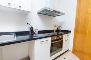 Η κουζίνα ή μικρή κουζίνα στο Modern 2BR Retreat in Marina Salé Luxury Living