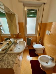 a bathroom with two sinks and a toilet at Casa de Los Amigos in Rapallo +24 photos