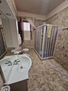 a bathroom with a sink and a shower at Casa Maluk in LMP