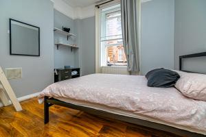 ロンドンにあるPrivate Room in Quirky Sohoのベッドと窓のある寝室