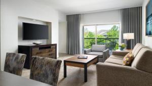 a living room with a couch and a tv at Marriott Willow Ridge 2BD sleeps 8 in Branson