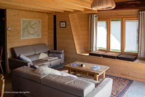 una sala de estar con un sofá y una mesa en La Grange des Aiguilles, en Albiez-le-Jeune