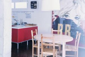 a table and chairs in a kitchen with a painting at Casa de pueblo en Nijar in Níjar +17 photos