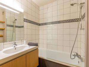 un bagno con vasca, lavandino e doccia di Appartement Rénové 3 Pièces Mezzanine à 50m des Pistes, Balcon, Lave-Linge et Casier à Skis - FR-1-356-206 a Valmorel