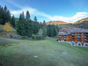 una vista aerea di un grande edificio su una collina di Appartement Rénové 3 Pièces Mezzanine à 50m des Pistes, Balcon, Lave-Linge et Casier à Skis - FR-1-356-206 a Valmorel