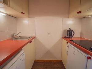 une petite cuisine avec un évier et un comptoir dans l'établissement Studio skis aux pieds à Valmorel, proche ESF et commerces, animaux acceptés - FR-1-356-180, à Valmorel 7 autres photos